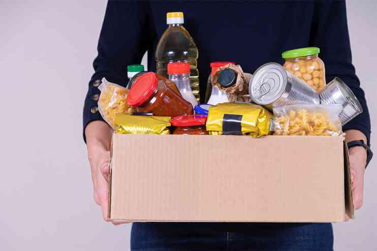 © vejaa - stock.adobe.com Box mit Lebensmitteln