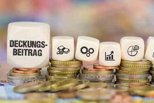 Würfel mit der Aufschrift Deckungsbeitrag