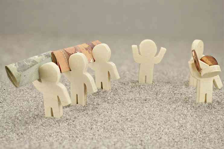 Kleine Figuren mit Geldscheinen und Münzen